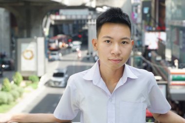 Taylandlı üniformalı öğrenciyi kapatın.