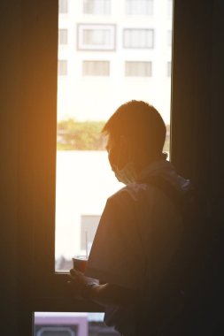 Camdan dışarı bakan genç adamı kapat.