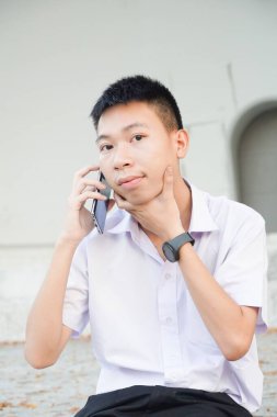 Yaklaş yakışıklı adam. Telefonu kullan. 