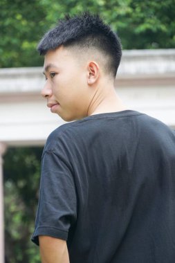 Doğa bahçesindeki genç adamı kapatın.