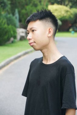 Doğa bahçesindeki genç adamı kapatın.