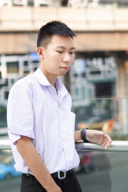 Taylandlı üniformalı öğrenciyi kapatın.