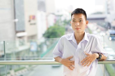 Taylandlı üniformalı öğrenciyi kapatın.