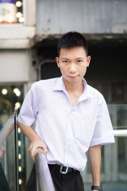 Taylandlı üniformalı öğrenciyi kapatın.