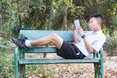 Taylandlı üniformalı öğrenciyi kapatın.