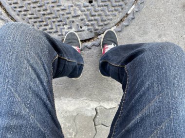 Bacaklarını kapat, yere yat.