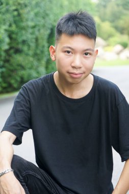 Doğa bahçesindeki genç adamı kapatın.