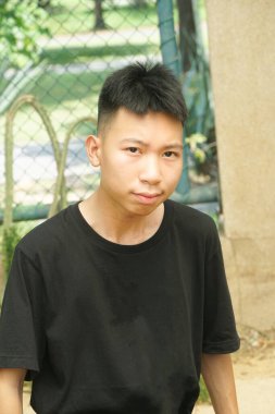 Doğa bahçesindeki genç adamı kapatın.