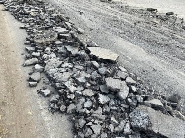 Kırık asfalt yol dokusunu kapat