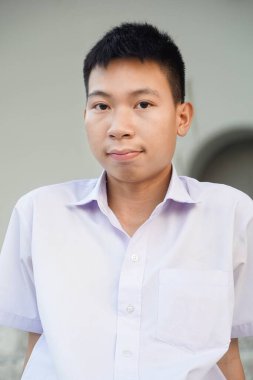 Taylandlı üniformalı öğrenciyi kapatın.