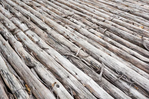 庭の古い木の丸太の床 — ストック写真