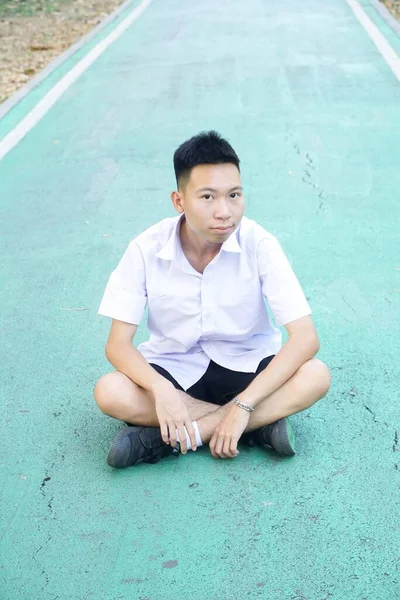 Lindo Tailandés Estudiante Uniforme Sentado Camino Piso —  Fotos de Stock