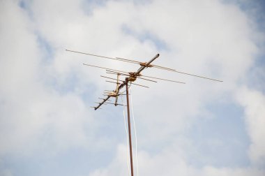 Mavi gökyüzündeki anten direğini kapat