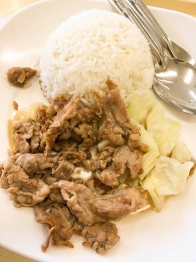 Kızarmış domuzlu pilav.