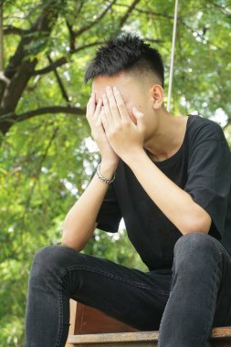 Doğa bahçesindeki genç adamı kapatın.