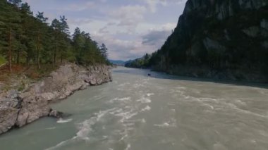 Dağ nehir yelken tekne. Havadan çekim 4k