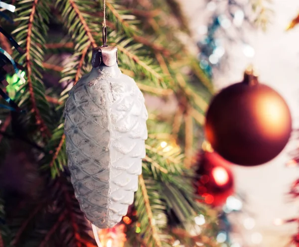 Branche d'arbre de Noël avec des boules de Noël sur le fond flou, et guirlandes de mousseline. Vintage — Photo