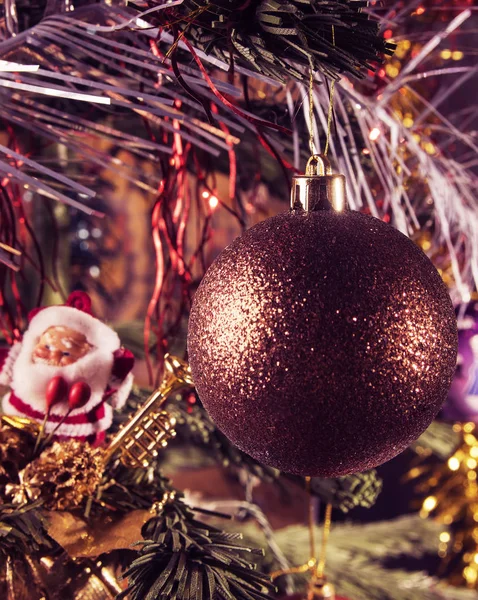 Bola de Natal no ramo e a figura de São Claus no fundo. Processamento vintage — Fotografia de Stock
