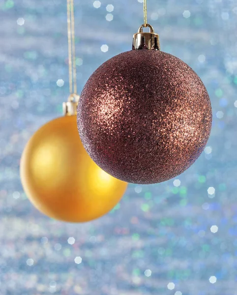 Bolas de Natal em um fundo azul desfocado. Fundo comemorativo — Fotografia de Stock