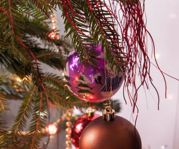 Branche d'arbre de Noël avec des boules de Noël sur le fond floue, et guirlandes de mousseline — Photo