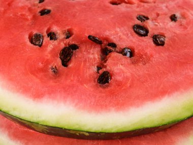 Kırmızı dilim karpuz kesmek