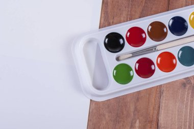 Ahşap bir arka planda fırça ve boya