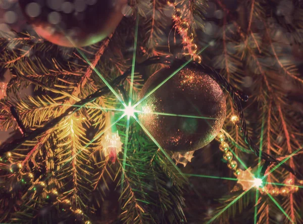 Branche d'arbre de Noël avec boules de Noël et guirlandes de moule — Photo