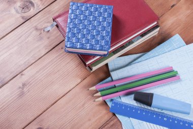 Beyaz bir arka plan üzerinde okul malzemeleri ile yalan.