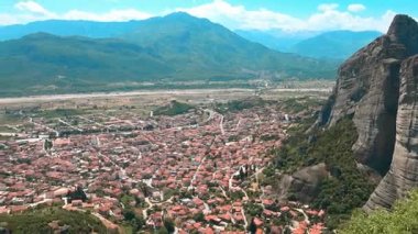 Köyün yakınındaki Meteora görünümünü Yunanistan