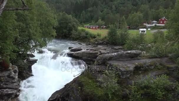 Şelale Norveç dağlarında. — Stok video