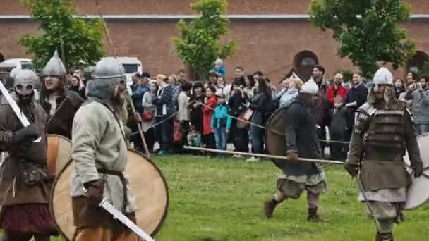 Deelnemers aan het historische Festival of Military History. — Stockvideo