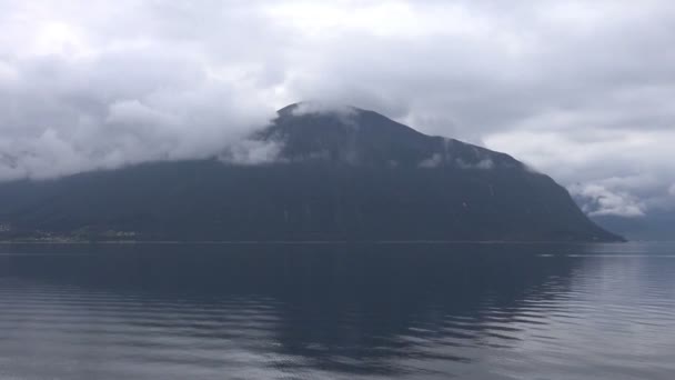 山は霧で覆われています。Svartisen ノルウェー — ストック動画