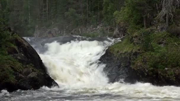 Turbulent vattenflödet av floden — Stockvideo