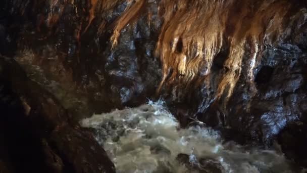 Höhle mit Wasser — Stockvideo