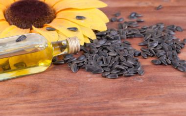 Yağı, ayçiçeği ve kabak çekirdeği küçük bir şişe.