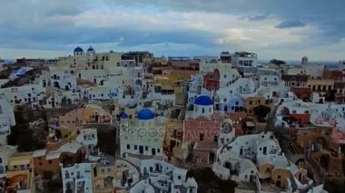 Santorini, Yunanistan'ın beyaz evler üzerinde uçan