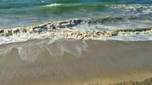 Zblízka na pláži velké vlny — Stock video