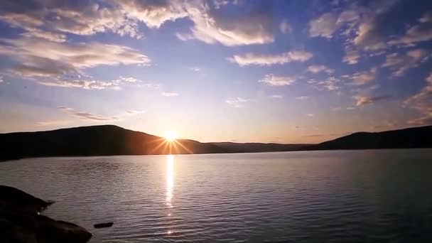 Der Sonnenuntergang auf dem See — Stockvideo