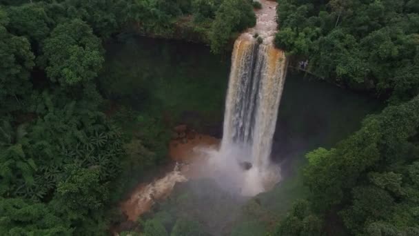 Górskiego strumienia wodospadu. Zdjęcia lotnicze — Wideo stockowe