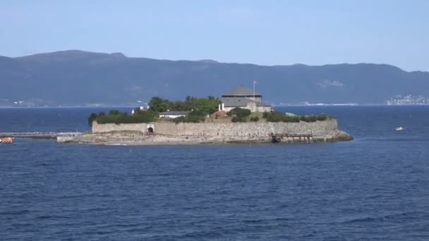 Uitzicht op de bergen en een kleine eiland — Stockvideo