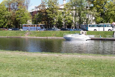 St. Petersburg, Rusya Federasyonu - 27 Mayıs 2017: Zevk tekne rıhtımda 27 Mayıs 2017 St. Petersburg'da demirleyen