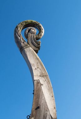 Bir ortaçağ viking gemisi mavi gökyüzüne karşı burun parçası