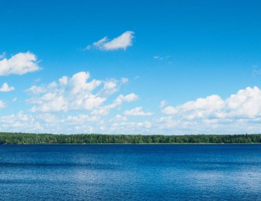 Bir göl ve bulutlar ile doğal peyzaj