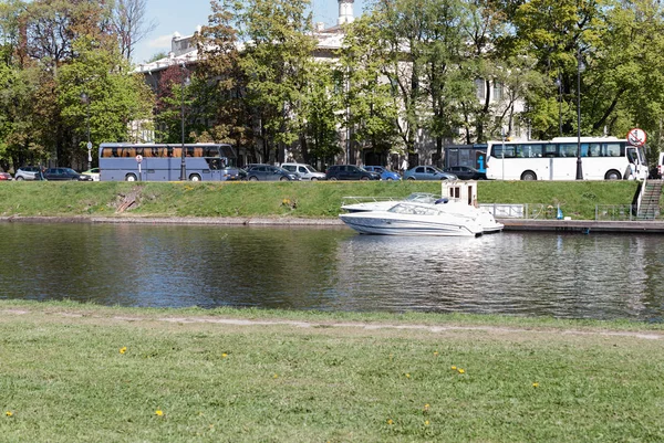 St. Petersburg, Rusya Federasyonu - 27 Mayıs 2017: Zevk tekne rıhtımda 27 Mayıs 2017 St. Petersburg'da demirleyen