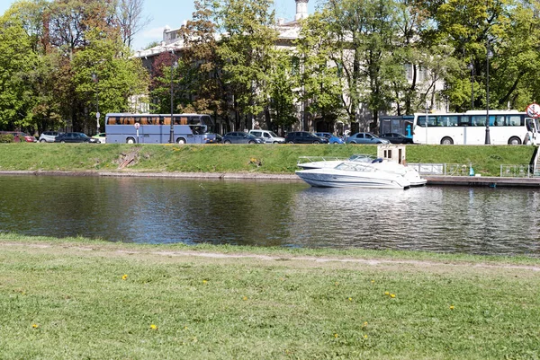 St. Petersburg, Rusya Federasyonu - 27 Mayıs 2017: Zevk tekne rıhtımda 27 Mayıs 2017 St. Petersburg'da demirleyen