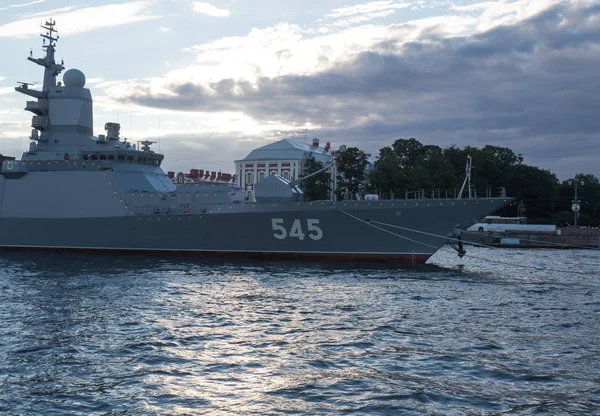 Sint-Petersburg, Rusland-20 juli 2017: fregat admiraal Makarov in de avond voor de Marine parade in Sint-Petersburg. — Stockfoto