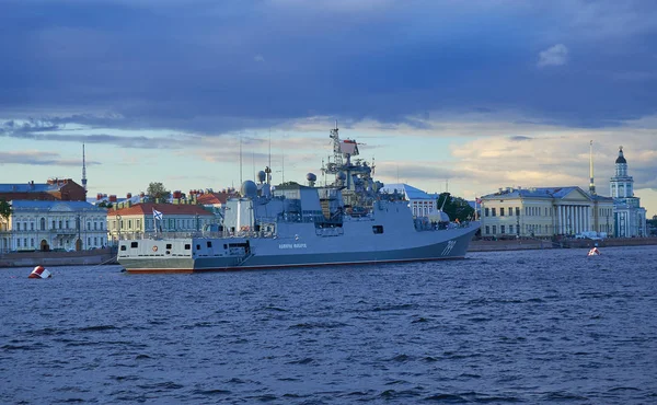 Saint-Petersburg, Rusya-20 Temmuz 2017: Fırkateyn Amiral Makarov St Petersburg deniz yürüyüşünden önce akşam.