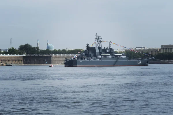 Sint-Petersburg, Rusland-30 juli 2017: Russische marine oorlogsschip bij de Marine parade in Sint-Petersburg — Stockfoto