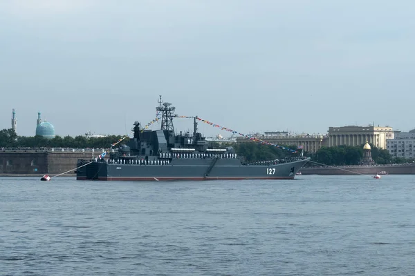 SAINT-PETERSBURG, RUSIA - 30 DE JULIO DE 2017: Buque de guerra ruso en el desfile naval de San Petersburgo — Foto de Stock