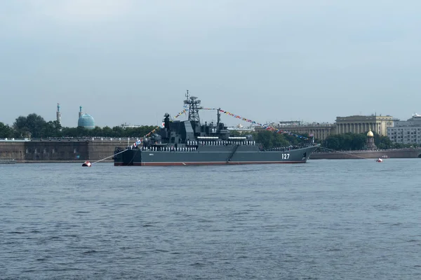 SAINT-PETERSBURG, RUSSIA - 30 LUGLIO 2017: Nave da guerra russa alla parata navale di San Pietroburgo — Foto Stock